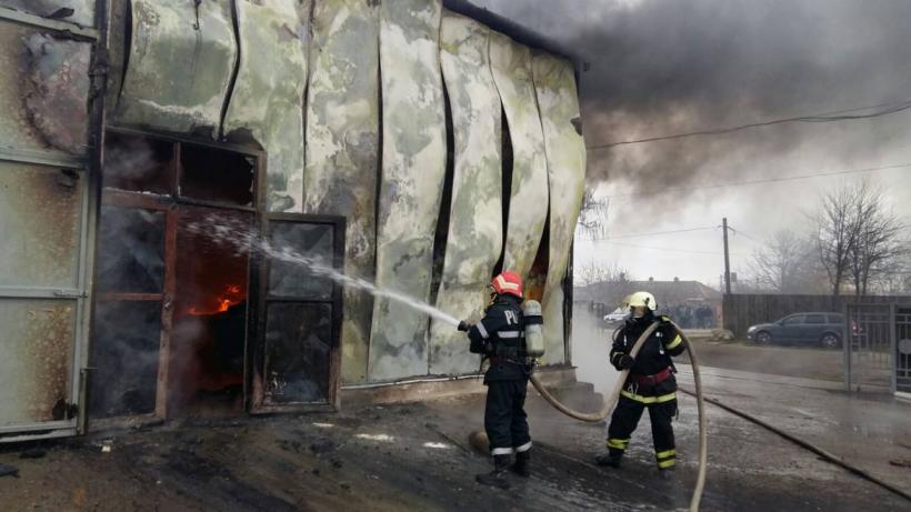  Incendiu într-o hală industrială din Cobadin, Constanța