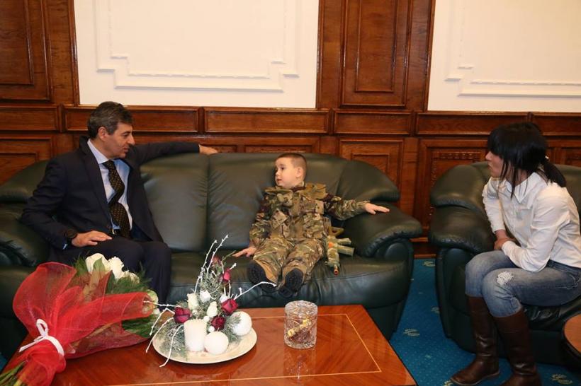 Ministrul Motoc i-a înmânat copilului Adrian Chira un brevet onorific de soldat