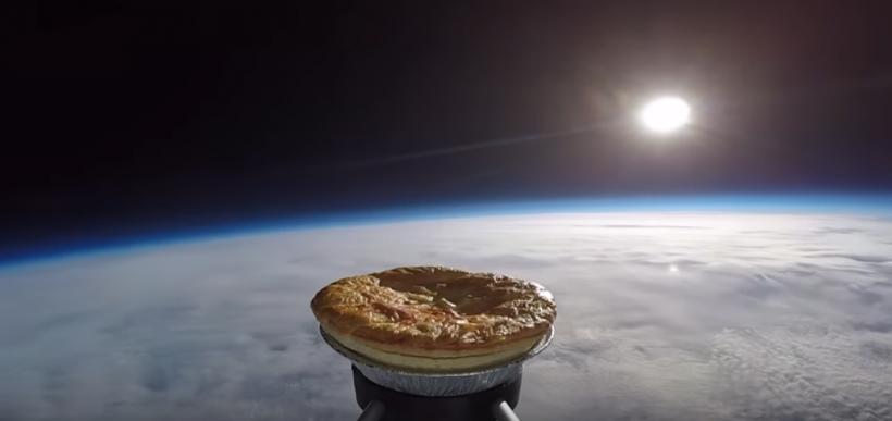 VIDEO! O plăcintă a fost trimisă ÎN SPAȚIU pentru a se coace la temperaturile înalte ale stratosferei