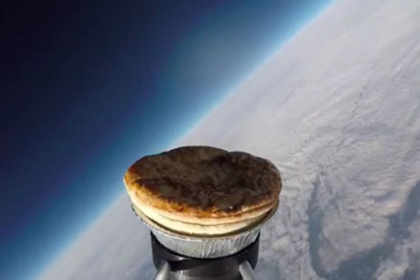 VIDEO - Un aluat de plăcintă a fost trimis în spaţiu cu scopul de... &quot;a se coace&quot; la intrarea în stratosfera Terrei