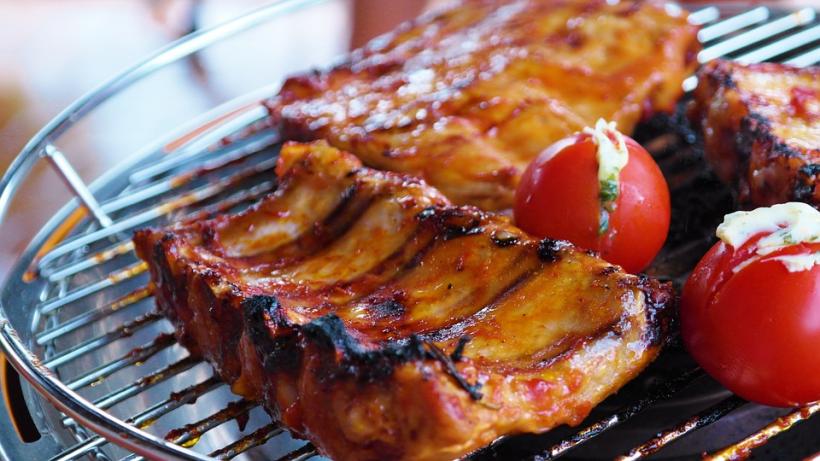 REȚETA ZILEI: Coaste de porc marinate la grătar