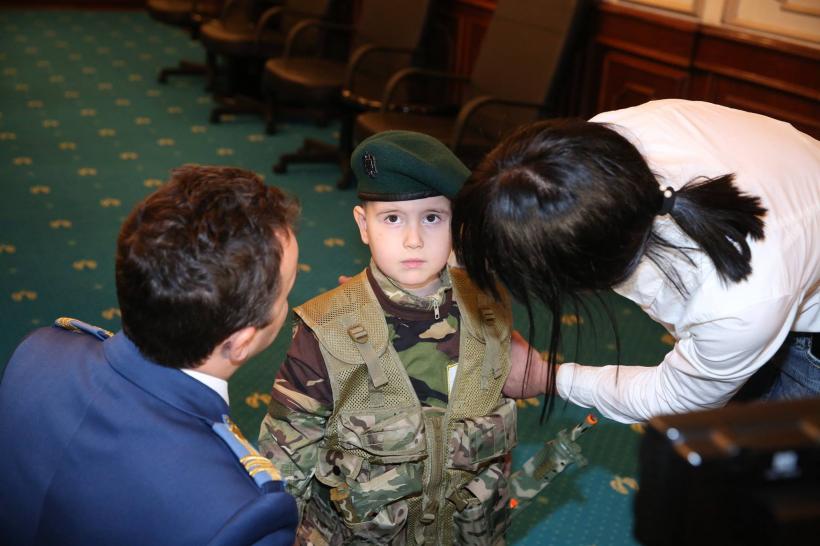 Imagini emoționante cu băiețelul patriot. Adrian, copilul cu inima cât România