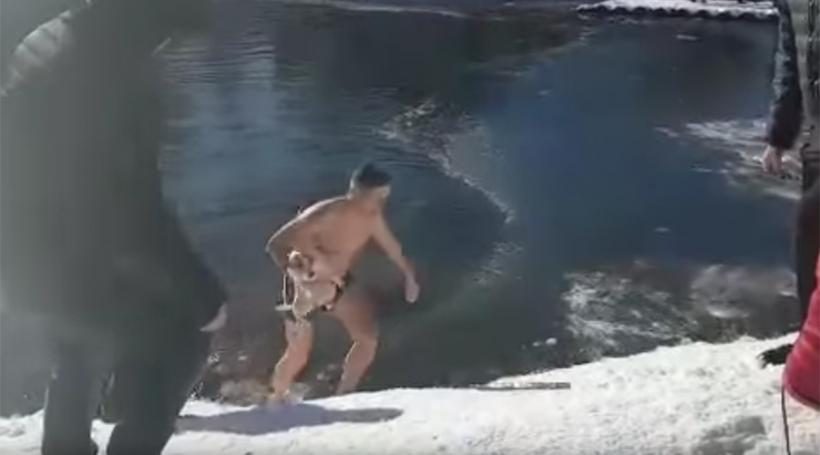 VIDEO - Un bărbat a înotat într-un lac îngheţat pentru a salva un câine