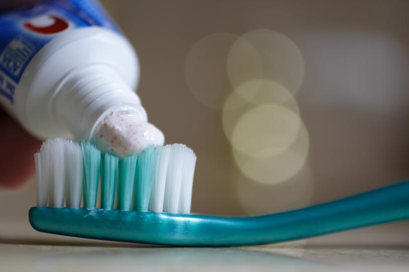 Pasta de dinţi făcută în casă care albeşte dinţii, vindecă afecţiunile gingivale şi cariile