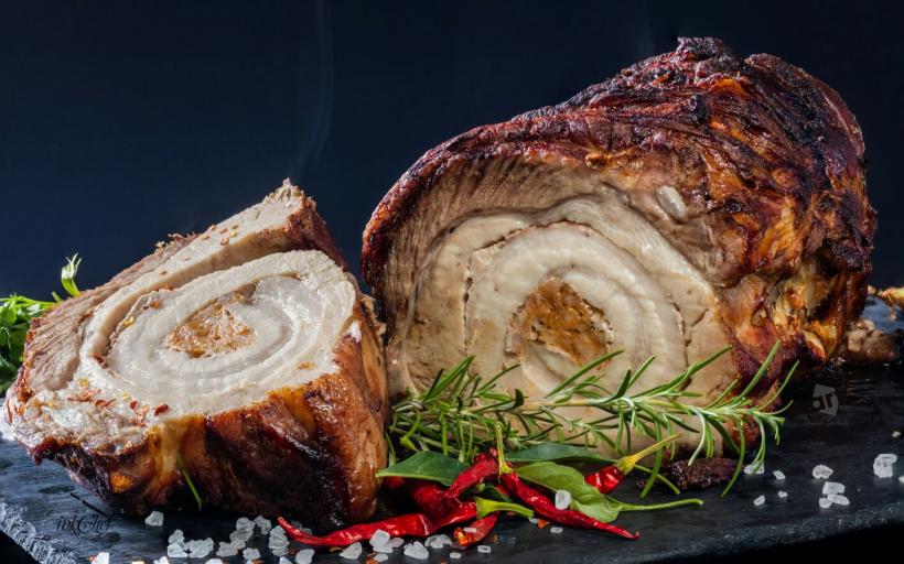 Pentru masa de Crăciun, Chef Paul Siserman vă propune Ruladă din piept de porc cu cartofi la cuptor