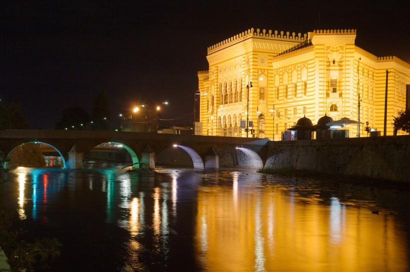 MAE: În cantonul Sarajevo se circulă pe principiul numerelor de înmatriculare pare/impare 