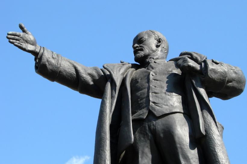 1.320 de statui ale lui Lenin au fost puse la pamânt
