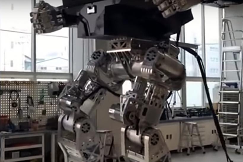 VIDEO - Viaţa bate filmul: Primii paşi ai unui robot gigantic, în Coreea de Sud