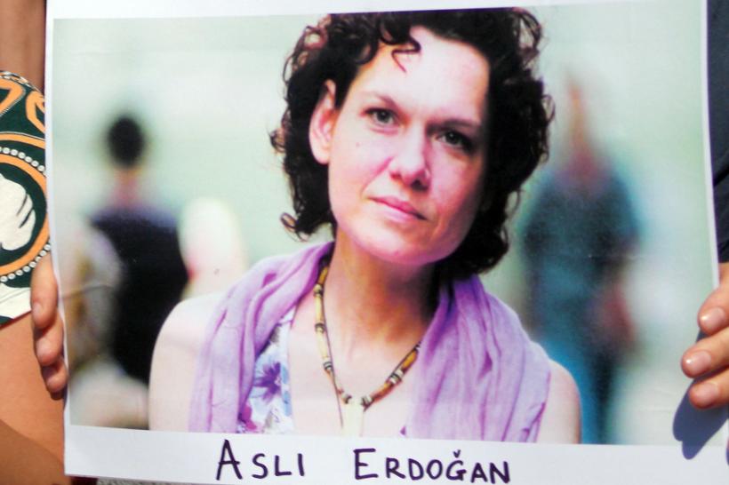 Justiţia turcă ordonă punerea în libertate a romancierei Asli Erdogan şi a lingvistei Necmiye Alpay