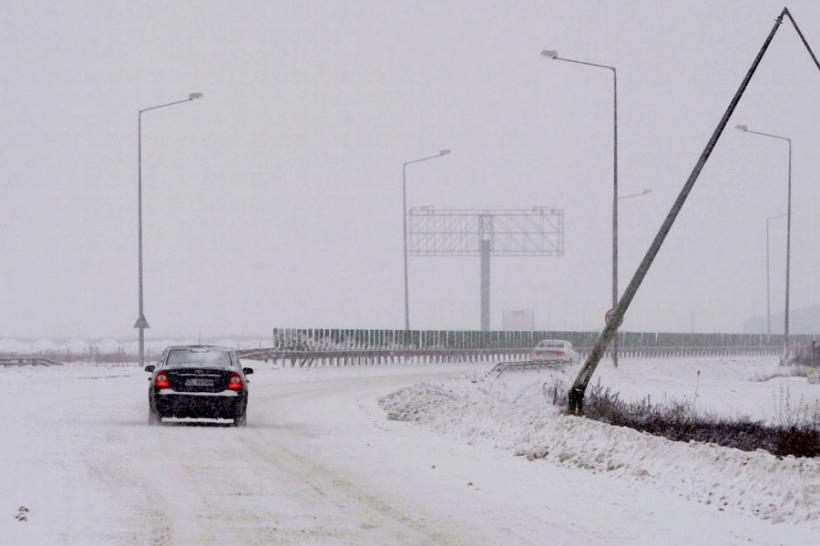 Constanţa: Circulaţie rutieră întreruptă în sud-vestul judeţului din cauza ninsorii şi a viscolului