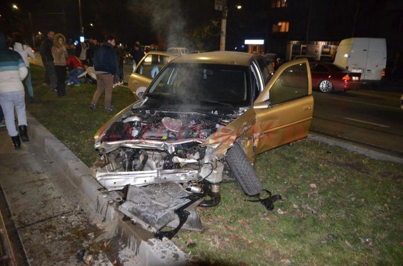 Craiova - Un șofer grăbit a rănit souă persoane și și-a distrus mașina