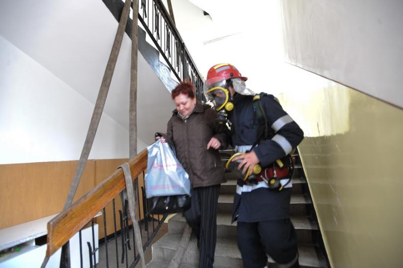 Alertă în Botoșani, 15 persoane, evacuate din cauza unui incendiu într-un bloc de locuințe