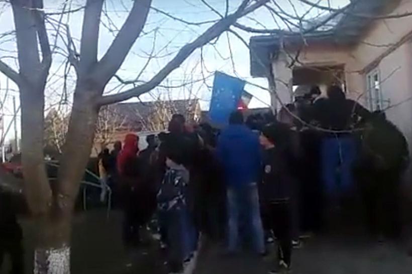 Protest la început de an, într-o comună din Botoșani. Sătenii cer demisia primarului