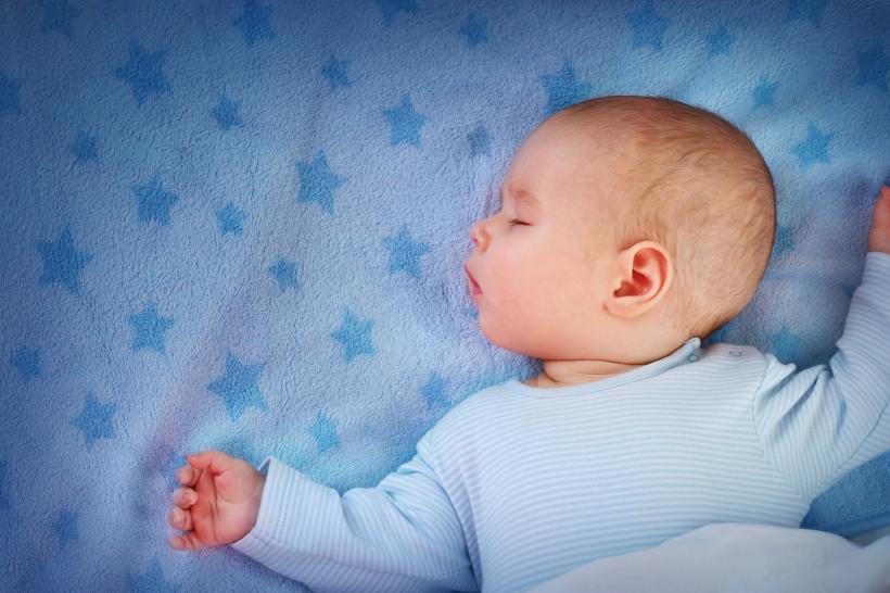 Sfatul Medicului: Care este cea mai bună poziție de dormit pentru bebeluși?