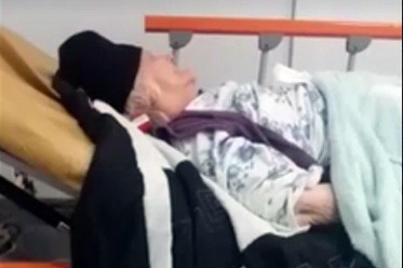 REVOLTĂTOR! O bătrână cu accident vascular cerebral, lăsată să zacă pe o targă pe holul Spitalului Județean de Urgență Constanța
