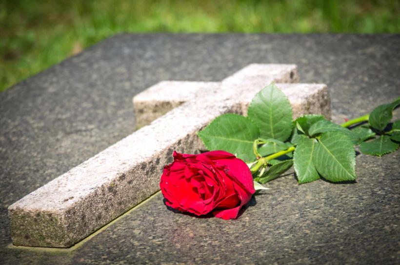 Tragedie la Botoşani: Un bărbat s-a sinucis în timpul priveghiului soţiei sale
