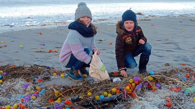 Ciclonul Axel a inundat ţărmul unei insule germane cu mii de ouă surpriză din plastic