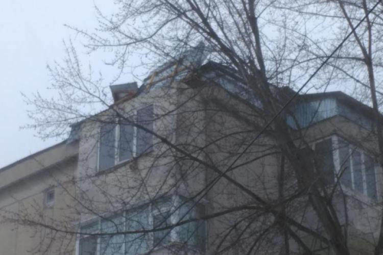 Brăila: Acoperişul unui bloc cu patru etaje din municipiu a fost dislocat de vântul puternic