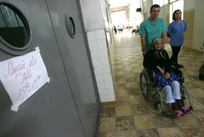 Iași - O pacientă în comă a rămas blocată în liftul spitalului
