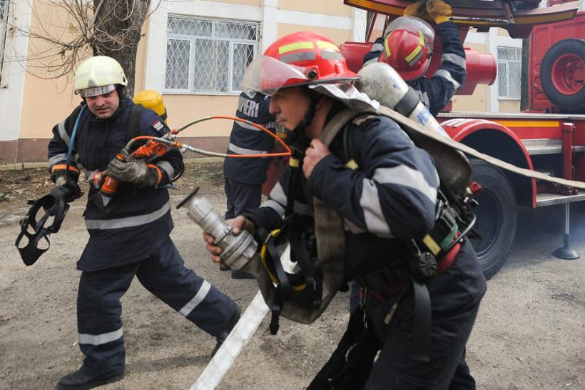 Pompierii nu pot ajunge la un incendiu din Valu lui Traian din cauza zăpezii troienite