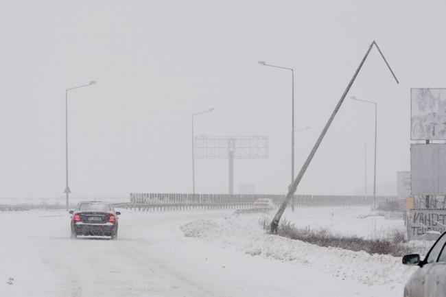 IGPR (ora 12:15): Porţiuni din 29 de drumuri naţionale sunt închise din cauza zăpezii şi a viscolului 