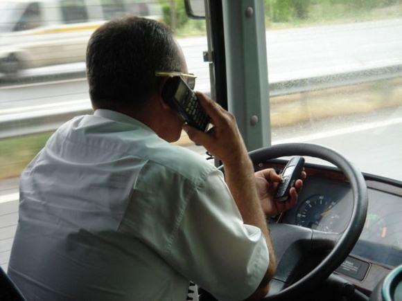 Galaţi: Un şofer de autobuz, ar putea fi concediat după ce a fost filmat vorbind la telefon