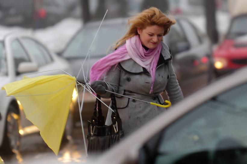 METEO - Cod galben nowcasting de vânt şi ninsoare viscolită în judeţe din Oltenia şi Banat, în următoarele ore