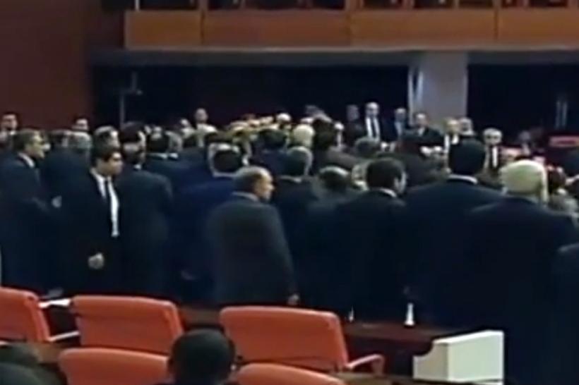 VIDEO - Pumni şi picioare în Parlamentul de la Ankara. Parlamentarii turci s-au bătut în timpul unei dezbateri 