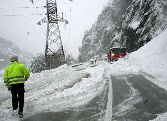 Trafic blocat pe DN7, după o avalanșă