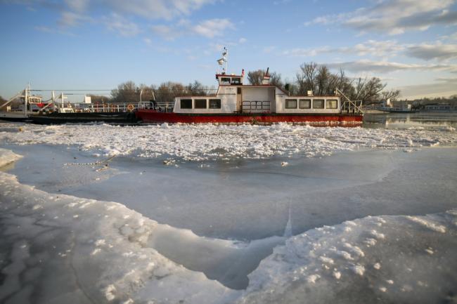 Circulația navelor pe Dunăre este îngreunată din cauza sloiurilor de gheață