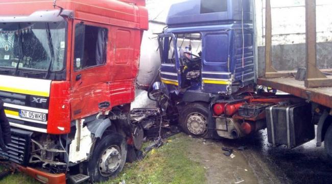 DN 17 C din Maramureș este blocat din cauza unui accident între două tiruri