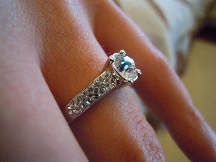 Polițiștii din Prahova au recuperat un inel cu diamante furat din Paris
