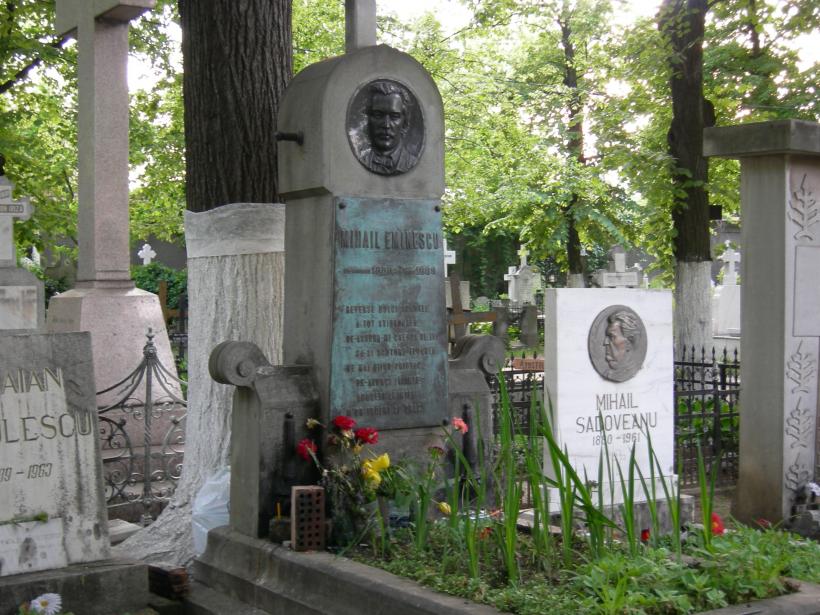 Zeci de oameni au cinstit memoria lui Eminescu la Cimitirul Bellu