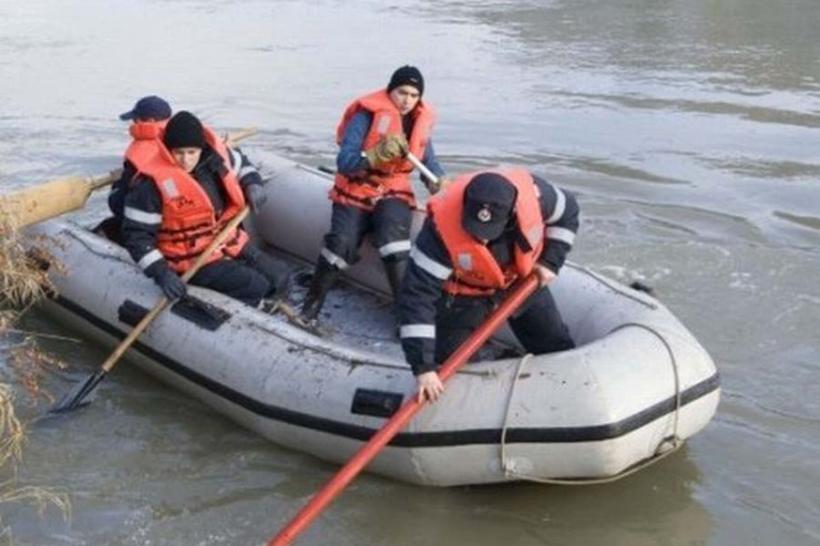 Bihor:Scafandrii au reluat fără succes căutarea unui bărbat căzut în apele îngheţate ale Crişului Repede