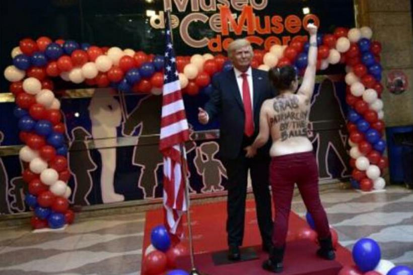 VIDEO - Nici Femen nu mai e ce-a fost. O activistă a protestat în faţa statuii de ceară a lui Donald Trump