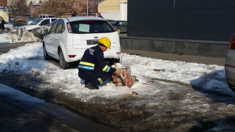 Prahova: 40 de persoane evacuate dintr-un supermarket după ce o maşină a avariat o ţeavă de gaze