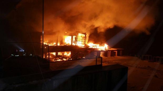 Incendiu DEVASTATOR în Clubul Bamboo din Bucureşti! Peste 30 de persoane au fost transportate la spital. A fost activat CODUL ROȘU