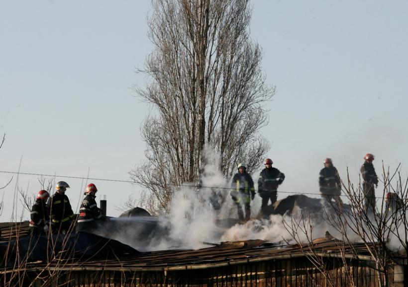 ISU Bucureşti-Ilfov: Incendiul de la Apărătorii Patriei este sub control, nu se mai poate extinde