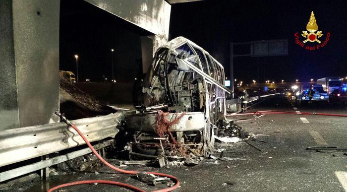 Italia - 16 oameni au murit după ce autocarul care îi transporta a fost implicat într-un accident