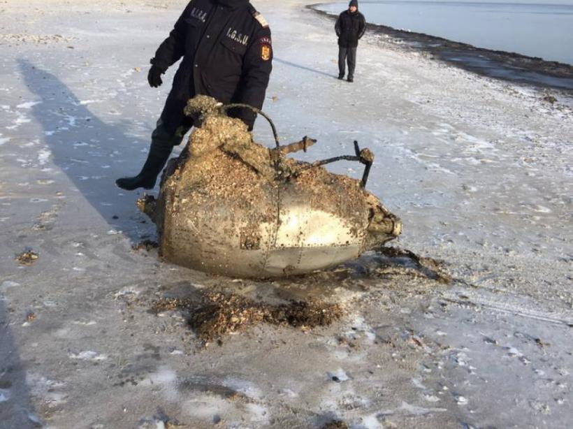 Un motor de avion a fost recuperat de pe plaja din Mamaia