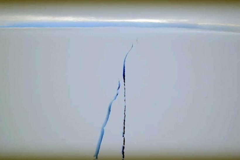 VIDEO - Un aisberg gigantic este din ce în ce mai aproape să se desprindă de Antarctica