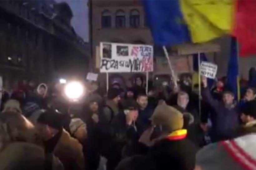 VIDEO Protest în Bucureşti la sediul PSD; după ora 21,00, manifestanţii au început să se retragă 