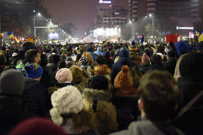 Reuters: Mii de oameni protestează împotriva guvernului în România