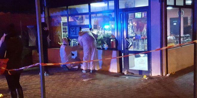 ATAC ARMAT într-un bar din România: Tânăra împuşcată a murit; un bărbat este rănit