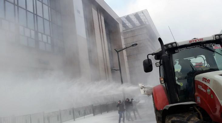 A nins cu lapte praf în faţa Consiliului european de la Bruxelles