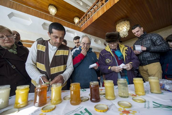 Cel mai &quot;dulce&quot; târg se desfăşoară la Câmpina: producătorii expun miere de păducel, mană sau flori de baltă