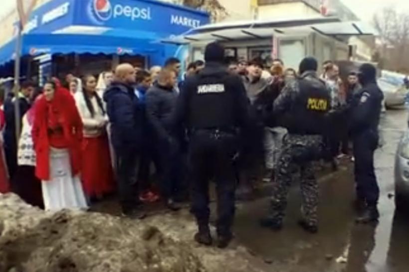 VIDEO - Romii au făcut scandal în faţa spitalului Sf. Spiridon din Iaşi