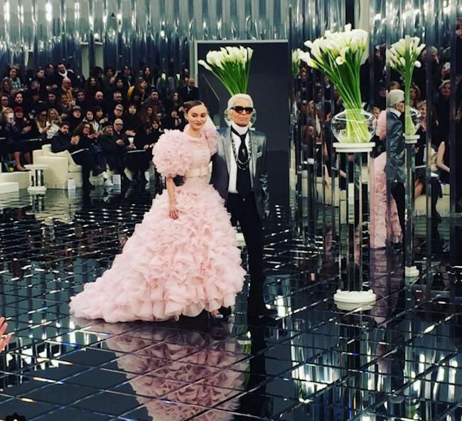 Lily-Rose Depp, fiica lui Johnny Depp, vedeta prezentării colecţiei haute-couture 2017 Chanel