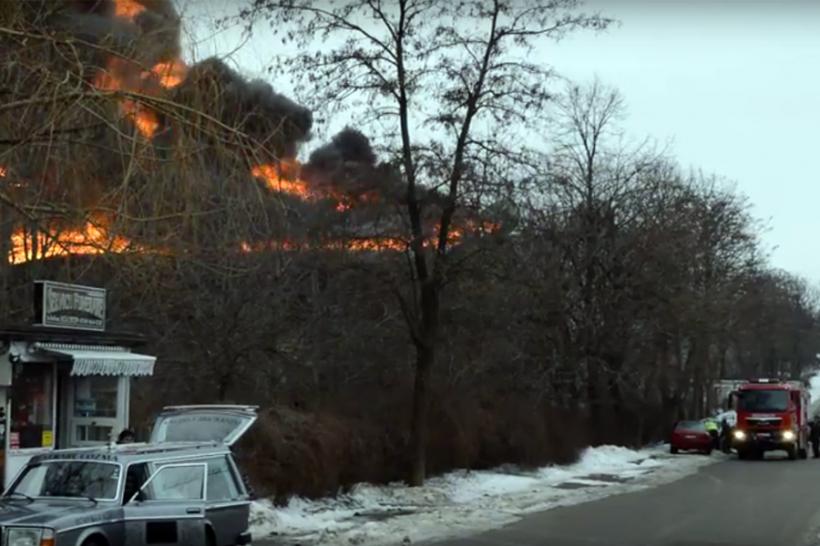 VIDEO - Botoşani: Incendiu de proporţii la o fabrică de electropompe şi hidranţi