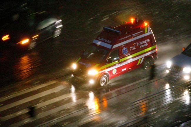 O ambulanţă a luat foc în mers, la Vaslui